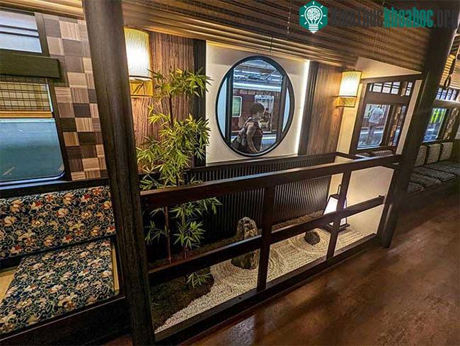 Một chuyến tàu đến cố đô Kyoto được trang trí bằng vườn thiền giữa các ghế ngồi.