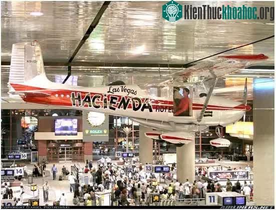 Chiếc máy bay được gắn trên trần nhà trong khu vực nhận hành lý tại Sân bay McCarren.