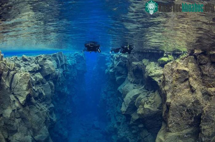 Từ “silfra” trong tiếng Iceland có nghĩa là “bạc”, ám chỉ nước đóng băng.