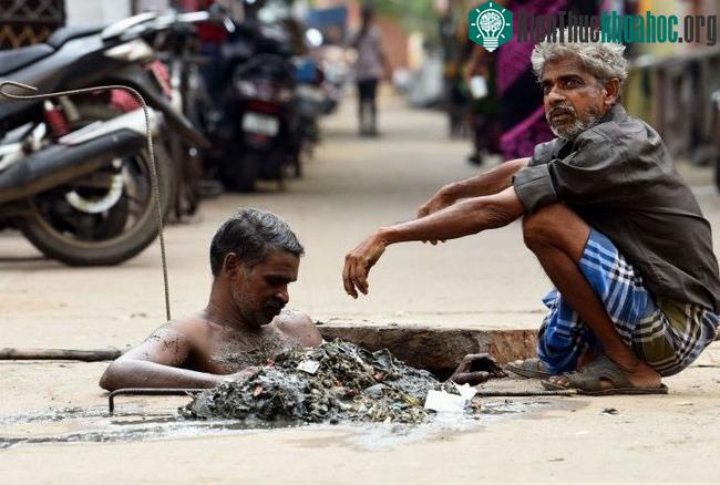 Công nhân vệ sinh cống