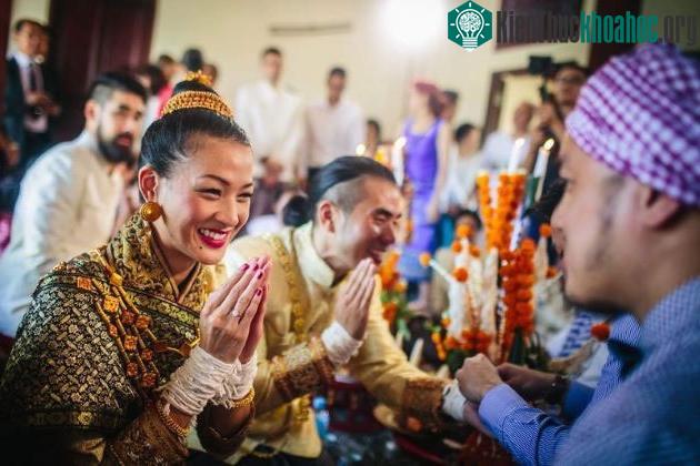 Người tham gia lễ cầu may sẽ quấn sợi dây bông trắng quanh cổ tay.