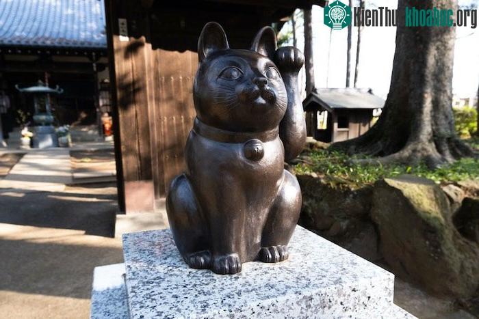 Maneki-neko cũng có nhiều màu sắc khác nhau, tùy thuộc vào mong muốn của chủ nhân.