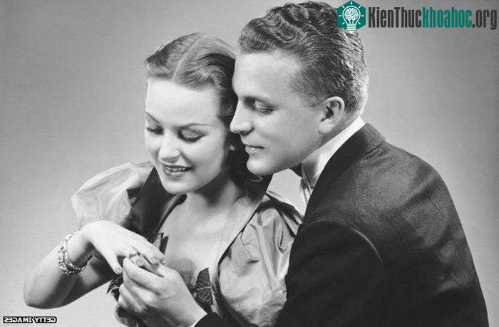 Việc sử dụng nhẫn như một biểu tượng của sự cam kết về tình yêu đã có từ thời cổ đại.