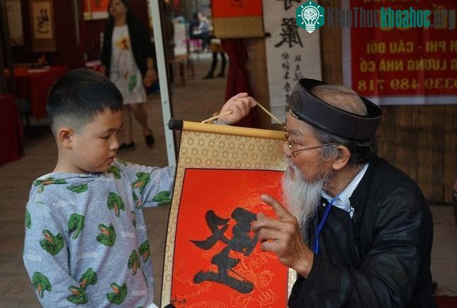 Ông đồ cho chữ tại Văn Miếu - Quốc Tử Giám (Hà Nội).