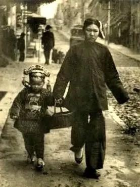 Người phụ nữ và em bé mang theo những món quà ngày Tết, 1912.