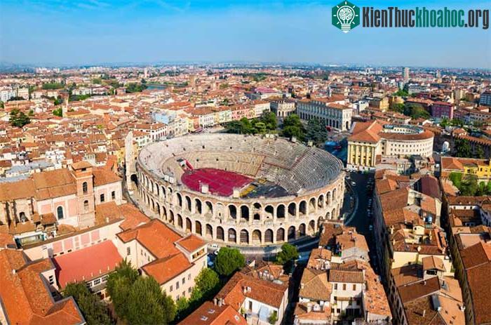 Verona Arena là một nhà hát vòng tròn La Mã ở Piazza Bra.