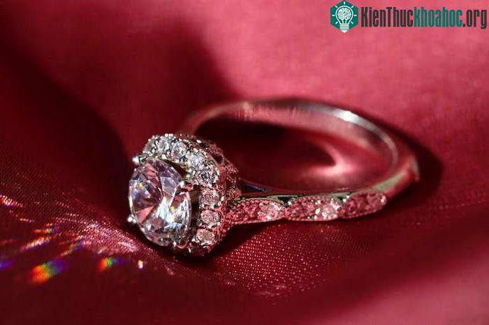 Người Mỹ đã dần quan niệm nhẫn kim cương là một yếu tố cần thiết trong lễ đính hôn.