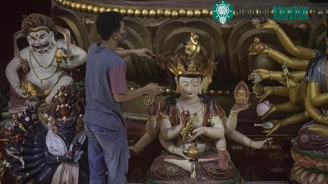 Nghi lễ "tắm" tượng Phật trước Tết ở Medan (Bắc Sumatra, Indonesia).