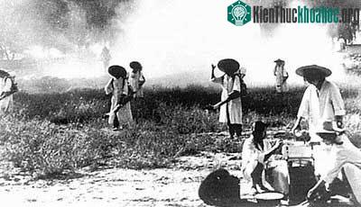 Sau trận động đất, nhân viên y tế bắt đầu công việc phòng chống dịch bệnh mạnh mẽ.
