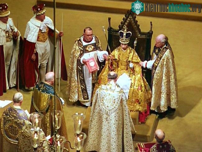 Chiếc ghế được sử dụng tại lễ đăng quang của cố Nữ vương Elizabeth.