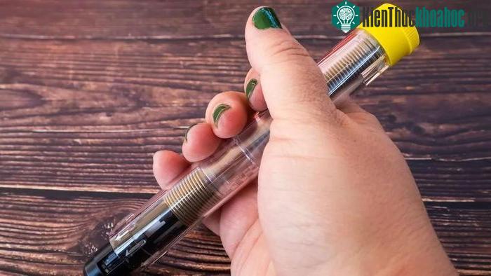 EpiPen, chiếc bút có chứa hoạt chất epinephrine điều trị khẩn cấp khi lên vũ trụ