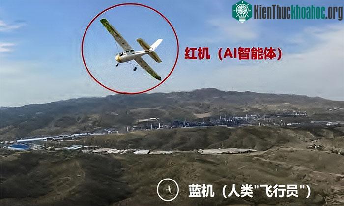 Máy bay do AI điều khiển (khoanh đỏ) đánh bại máy bay do phi công điều khiển từ xa.