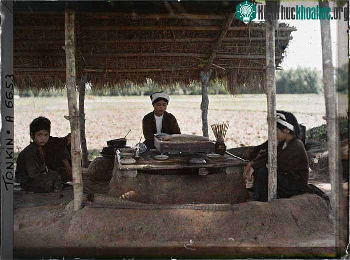 Một quán ăn ở vùng nông thôn tỉnh Hà Đông năm 1915.