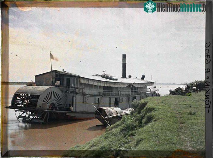Tàu thủy của người Pháp cùng những con thuyền của cư dân địa phương