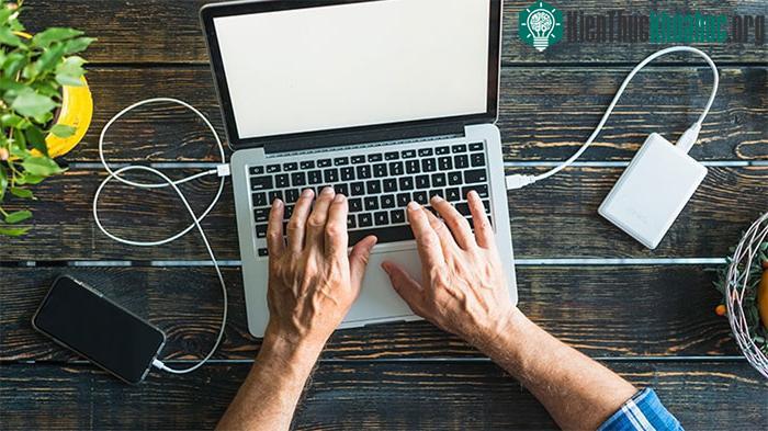 Cách sạc pin điện thoại bằng máy tính đúng cách là vấn đề được nhiều người quan tâm.