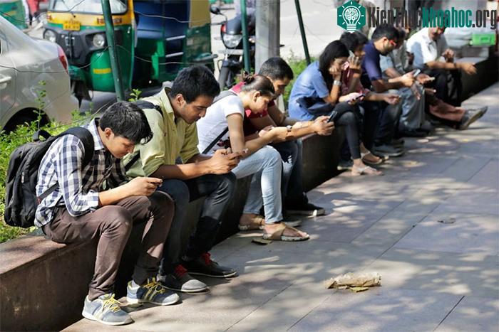Dành quá nhiều thời gian sử dụng điện thoại đã ảnh hưởng cuộc sống của người dân.