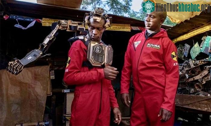 Hai nhà sáng chế người Kenya tạo ra cánh tay giả từ rác thải điện tử.
