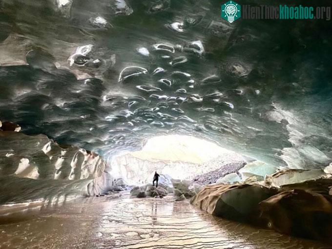 Hang động băng mới được phát hiện ở Tây Tạng.