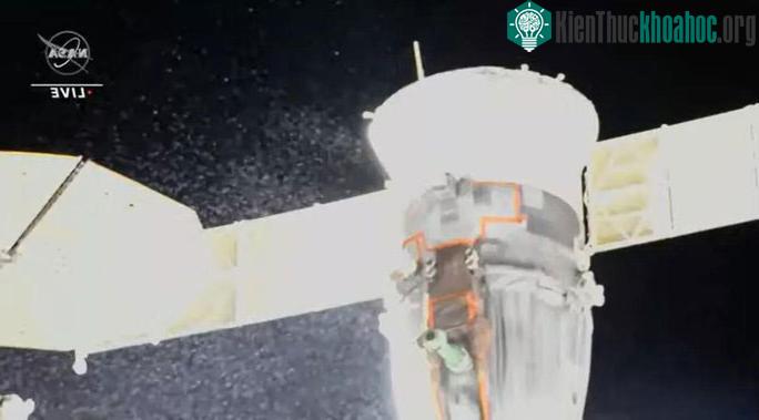 Tàu Soyuz của Nga khi bị rò rỉ, với "đám mây" chất làm mát bay đầy quanh thân tàu