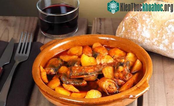Món hầm truyền thống tại Valencia với nguyên liệu lươn châu Âu, tỏi và ớt bột.
