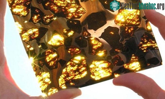 Mặt cắt của thiên thạch Phụ Khang tạo ra hiệu ứng màu sắc lấp lánh ánh vàng