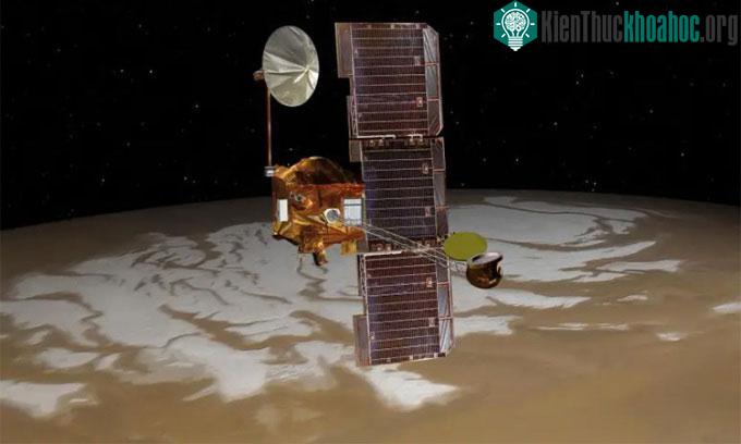 Mô phỏng tàu vũ trụ Mars Odyssey của NASA đi qua phía trên cực nam sao Hỏa.