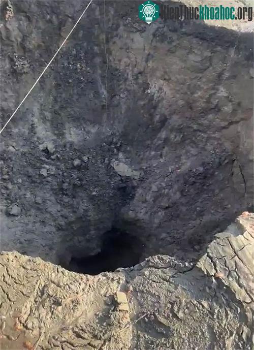 Hố sâu xuất hiện trong hồ cá.