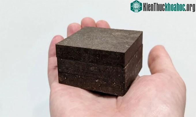 Chế tạo bê tông StarCrete từ bụi ngoài Trái đất, tinh bột khoai tây và muối.