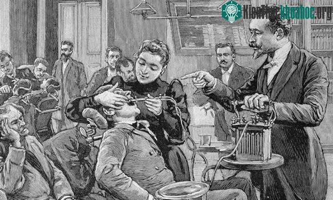 Giáo viên cùng các học viên tại Trường Nha khoa ở Paris cuối những năm 1800.