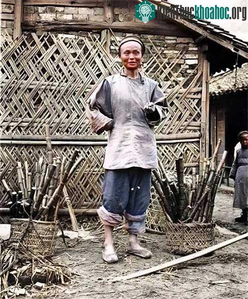 Một người đàn ông có vẻ khắc khổ đang bán mía bên đường.