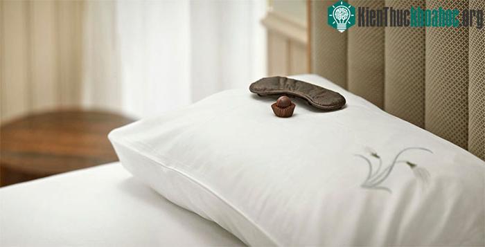 &nbsp;Viên socola sau khi phục vụ dọn phòng - một hình thức “phục vụ” đặc biệt.