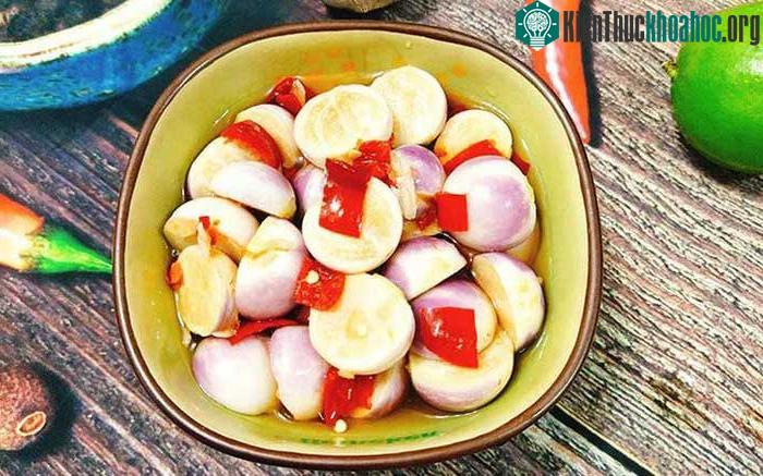 Cà muối chưa đủ lên men có chứa độc tố solanine.