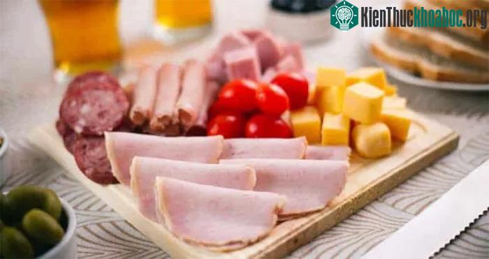 Nitrosamine được phát hiện trong thực phẩm bao gồm thịt ướp muối, cá chế biến...