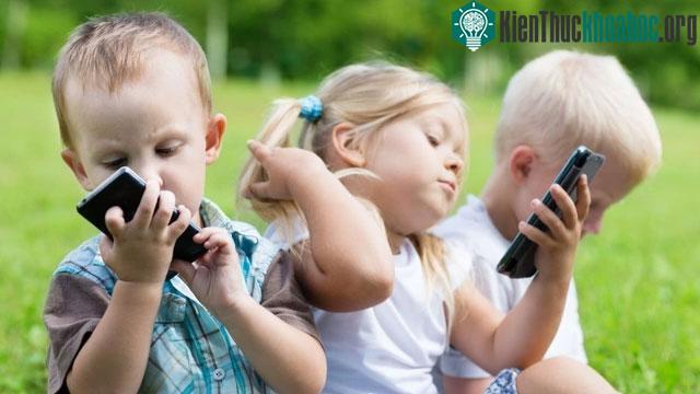 Chuyên gia chấn thương não cảnh báo hạn chế sử dụng màn hình ở trẻ em dưới 6 tuổi.