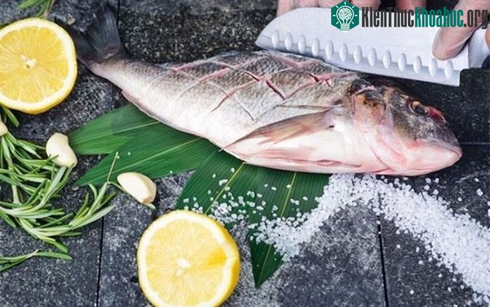 Sau khi làm sạch, bạn có thể ngâm cá vào nước muối pha loãng hoặc nước vo gạo