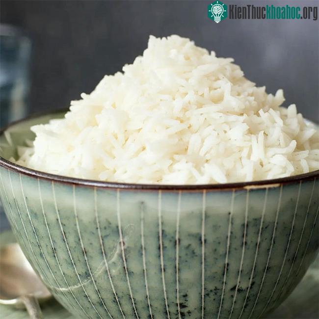 &nbsp;Trong cơm nguội vẫn còn chứa khá nhiều tinh bột.&nbsp;