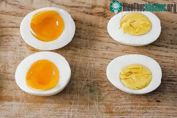 Trứng chín kỹ (trái) và trứng lòng đào đều có nhiều dinh dưỡng.