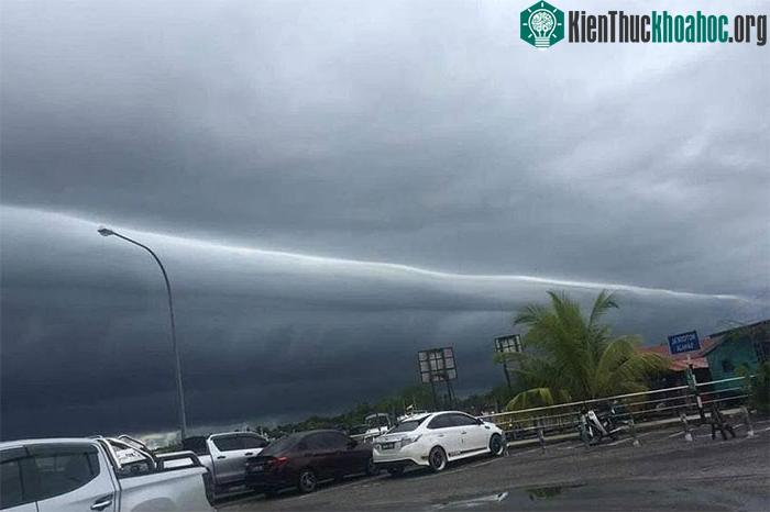 Đám mây "nấc thang lên thiên đường" gây chú ý ở Malaysia.