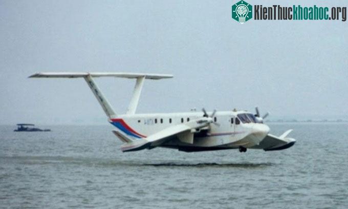 Máy bay cánh sát đất mới của Trung Quốc bay thử trên biển.