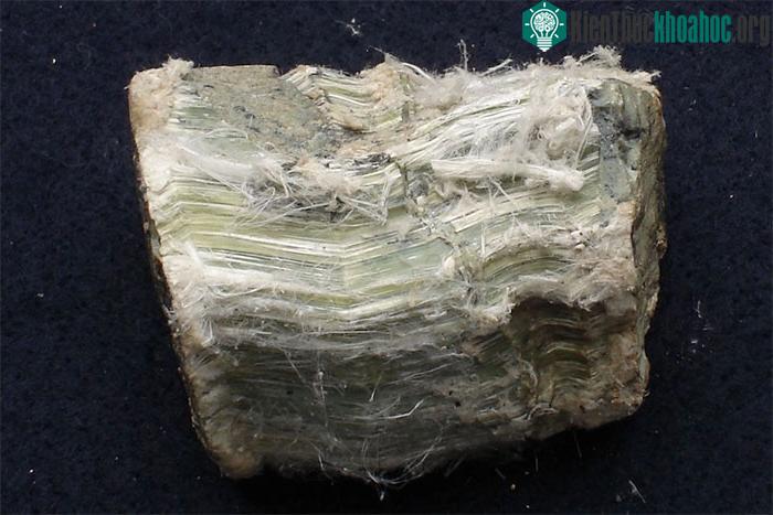 Amiăng có các sợi mảnh, dài, có thể tách rời nhau và rất mềm.
