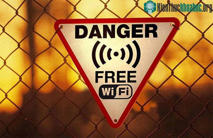 Hacker khai thác thông tin cá nhân của người dùng, đang truy cập vào kết nối mạng wifi công cộng.