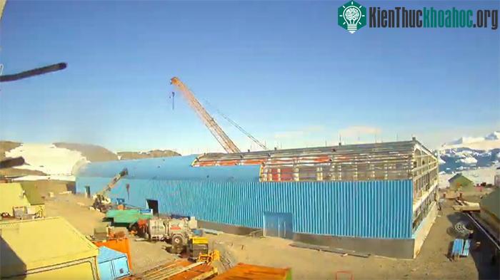 Tòa nhà mới tăng tỷ lệ diện tích bề mặt trên thể tích, nhờ đó đạt hiệu quả năng lượng tốt hơn.