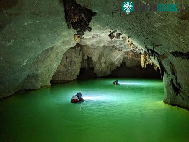 Hồ nước tuyệt đẹp trong hang động.