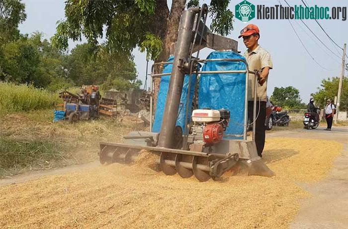 Anh thợ cơ khí Nguyễn Ngọc Trí đang vận hành thử nghiệm chiếc máy hốt lúa