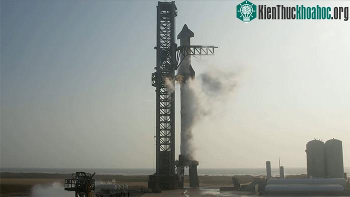 Tên lửa Starship ngay trước giờ cất cánh tối ngày 20/4.