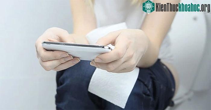 Cầm điện thoại vào toilet có thể gây gián đoạn trong quá trình đi đại tiện của bạn.