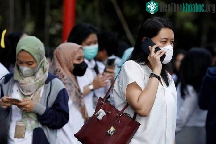 Người dân sơ tán khỏi một tòa nhà sau khi xảy ra trận động đất ở Jakarta hồi năm ngoái