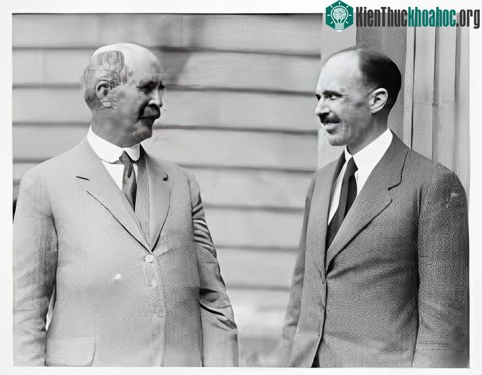 Con trai William Lawrence Bragg (bên trái) và cha William Henry Bragg (bên phải).