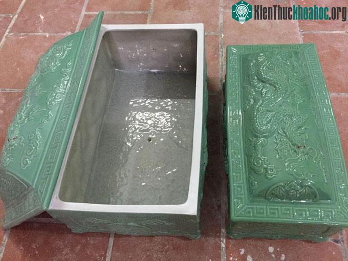 Tiểu quan có kích thước nhỏ hơn quách, được đặt bên trong.