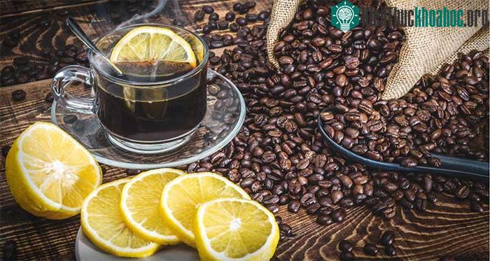 Cà phê và nước chanh đều có hàm lượng axit tương đối cao